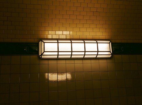 Wandlampe im Alten Elbtunnel spiegelt sich