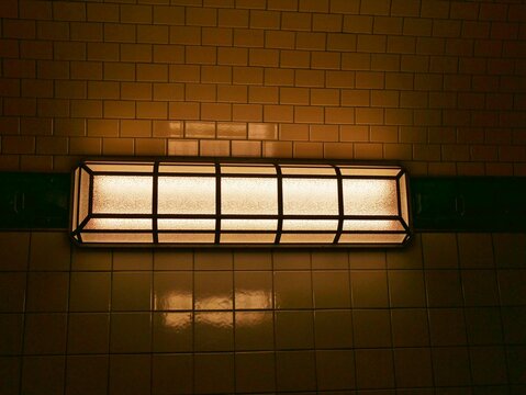Wandlampe im Alten Elbtunnel spiegelt sich