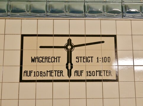 Schild an Kacheln im ALten Elbtunnel in Hamburg