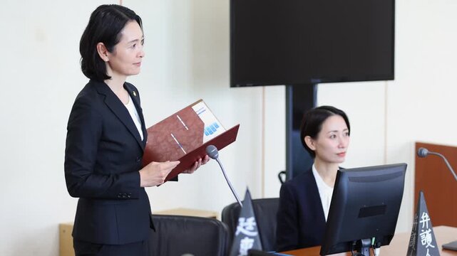 法廷で証人尋問を行う女性弁護士