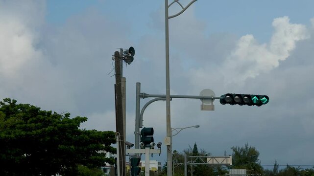 台湾で矢印表示の交通信号機
停止&rarr;直進・右折&rarr;黄色&rarr;停止