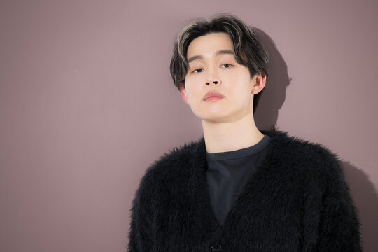 秋冬のスキンケアをイメージした日本人男性 美肌や保湿、メンズ美容のカメラ目線ポートレートクローズアップ
