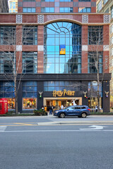 Obraz premium Chicago, United States, April 5, 2026: A view of the building housing the Harry Potter Museum on Chicago Avenue.