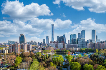 Obraz premium Lakeside Park offers a distant view of Beijing's skyscrapers.