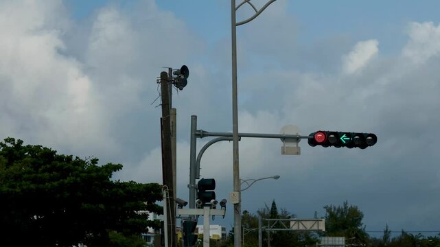 台湾で矢印表示の信号機
停止&rarr;左折&rarr;黄色&rarr;停止&rarr;停止・カウントダウン