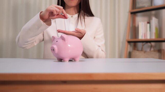貯金をする女性のズームイン