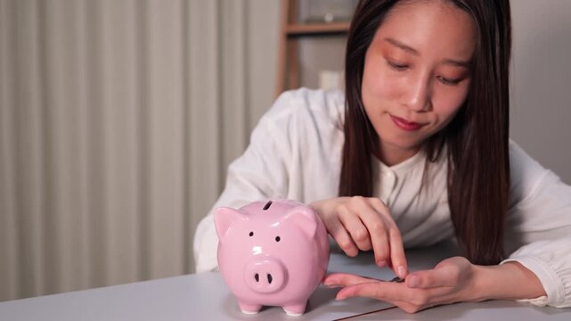 貯金をする女性