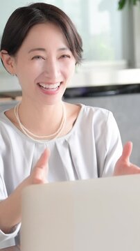 【スローモーション】営業で説明する日本人女性ビジネスシーン　商談や プレゼンテーションの打ち合わせ縦動画で大笑いや成功の契約のイメージ
