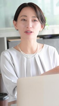 営業で説明する日本人女性ビジネスシーン　商談や プレゼンテーションの打ち合わせイメージ縦動画