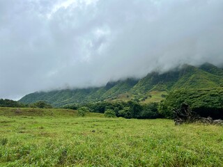 Fototapeta premium Cloud Covered Mountains Kualoa Ranch