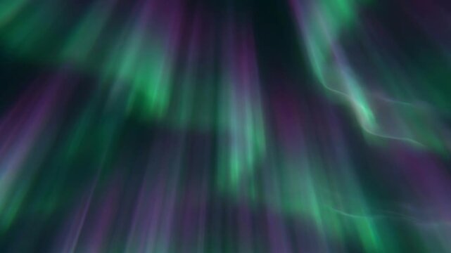 エメラルドと紫のオーロラの光が空間に広がる透明感のある抽象的な背景