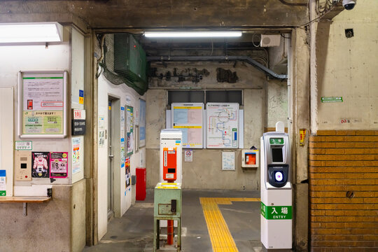 JR鶴見線・国道駅　古い高架橋下の無人駅　改札