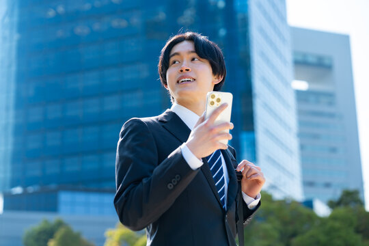 携帯を持つ男性