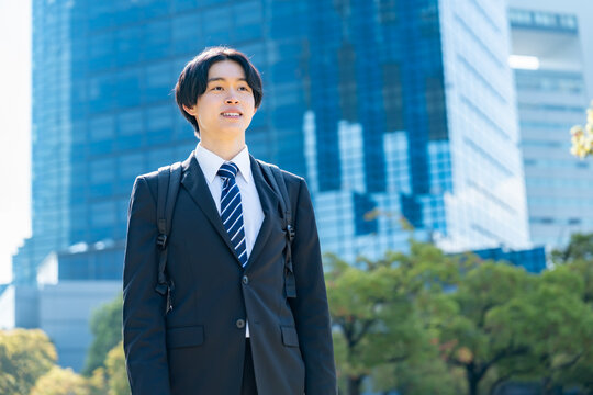 オフィス街を歩く男性