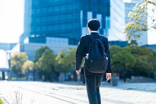 オフィス街を歩く男性の後ろ姿
