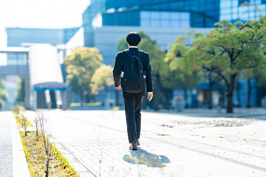 オフィス街を歩く男性の後ろ姿