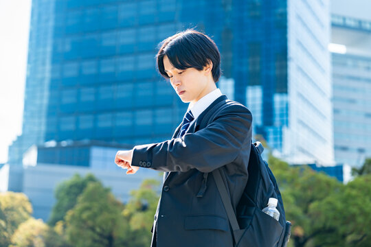 時計を見る男性