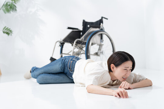 車椅子で転倒する女性
