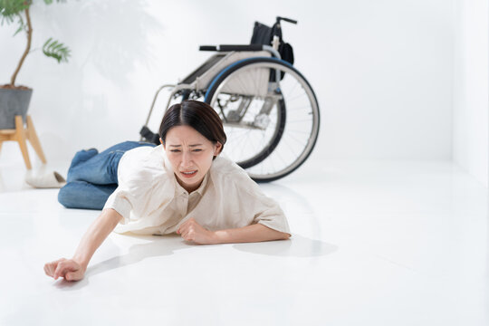 車椅子で転倒する女性