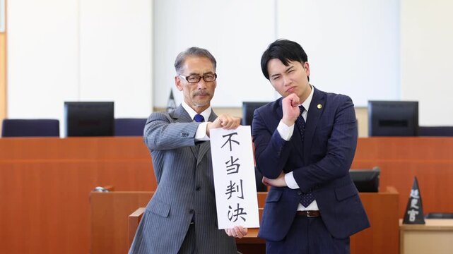法廷で不当判決に抗議する日本人弁護士のポートレート