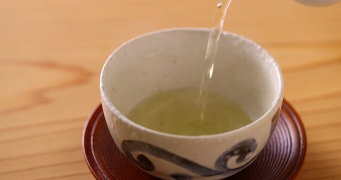 緑茶を注ぐ