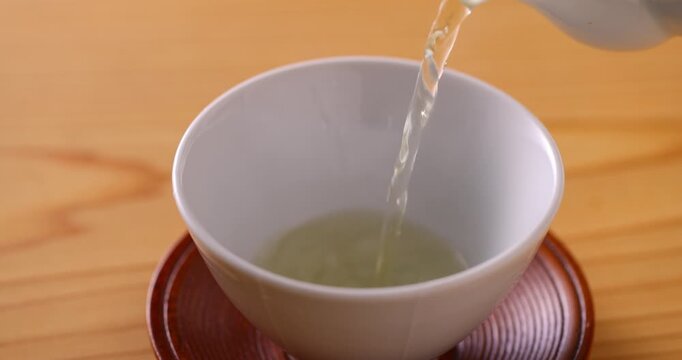 緑茶を注ぐ