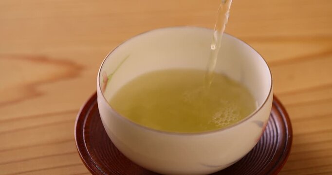 緑茶を注ぐ