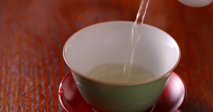 緑茶を注ぐ