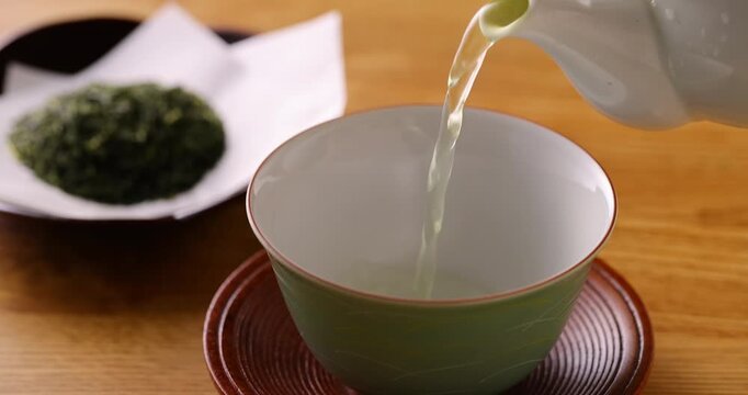 緑茶を注ぐ