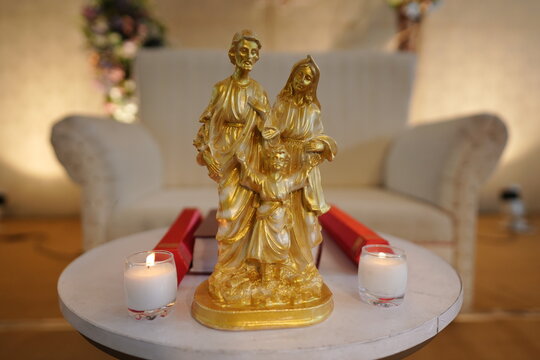 A BEAUTIFUL GOLDEN STATUE OF CHRIS WITH PARENTS