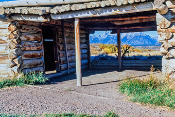 Old log house on the prairie in america © Lars Johansson