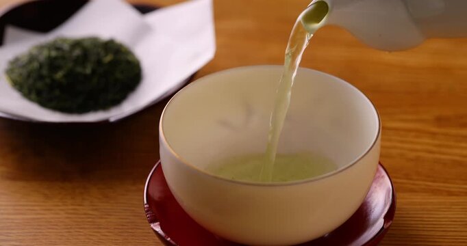 緑茶を注ぐ