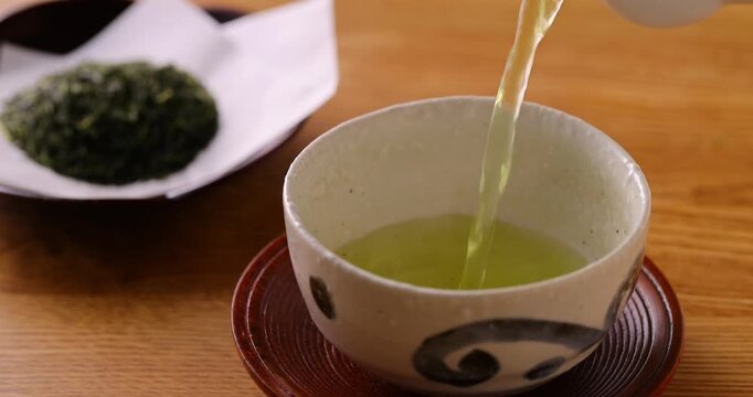緑茶を注ぐ