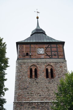 Der historische Kirchturm der Immanuelkirche in Gro&szlig; Sch&ouml;nebeck in der Gemeinde Schorfheide, Brandenburg