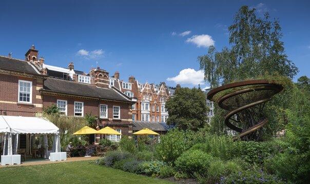 Restaurant, next to a spiral monument, at the same time modern corten steel trellis, lists the names of all curators and gardeners, Chelsea Physic Garden, historic botanical garden, oldest botanical garden in London, founded in 1673 by the Worshipful Society of Apothecaries, Chelsea, England, Great Britain, Great Britain
