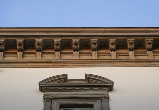 Elaborately crafted Renaissance cornice, Palazzo Rucellai, old town, Florence, Tuscany, Italy