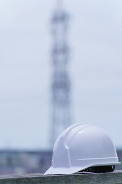 ヘルメットと日本の街並み｜建設業・製造業イメージ