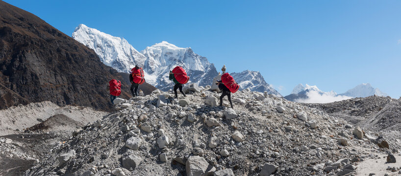 Nepal, Himalaya, Khumbu, Everest region, Porters on Ngozumpa glacier
