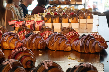 Desery w kawiarni – croissanty z kremem i owocami oraz ciastko malinowo - pistacjowe © siwyk