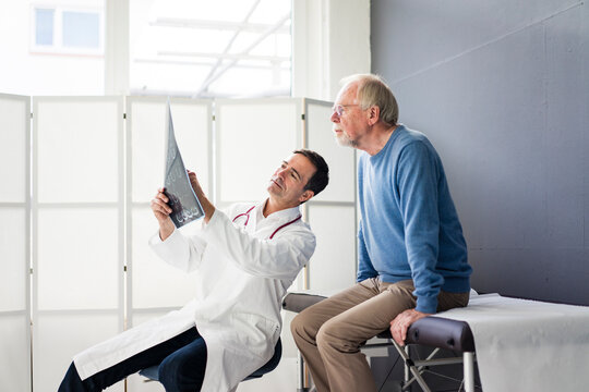 Doctor discussing MRT image with patient in medical practice