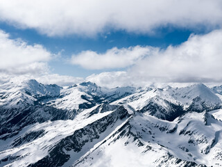 Naklejka premium Aerial view of snow-covered peaks near Aoraki Mount Cook, New Zealand
