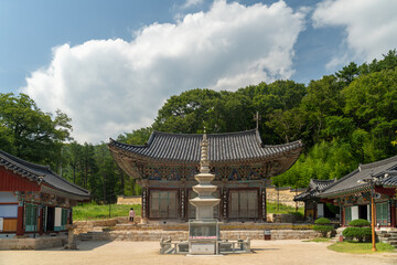 Fototapeta premium traditional Korean architecture of Jangansa temple surrounded by nature