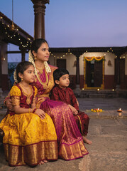 Obraz premium Telugu Family Pattu Saree Courtyard Sparklers Deepavali South India Tradition