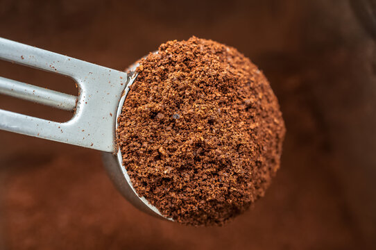 Kaffeebohnen gemahlen als Textur isoliert