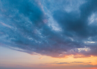 Obraz premium Stunning vibrant colorful Summer sunset sky for use as background or composite piece