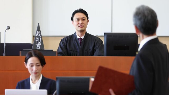 法廷で弁論を聞く裁判官と審理の様子