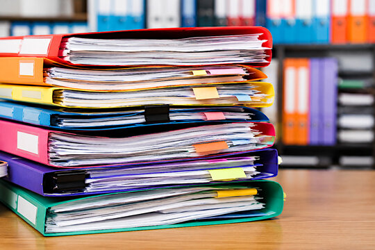 Carpetas, archivos y documentos apilados en mont&oacute;n, papeles de facturas sobre la mesa con carpetas multicolor, notas marcadores y archivadores de colores pile of stacked folders
