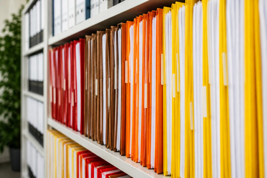 Carpetas, documentos y expedientes de colores archivados, clasificados y ordenado en fila, informe y documentaci&oacute;n en estanter&iacute;a de registro y archivo legajo multicolor balda folder,document and files