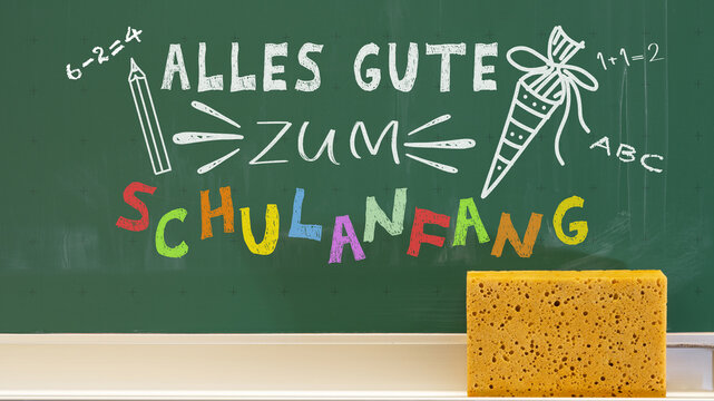 Schule, Einschulung, Schulstart, Schulbeginn, Konzept Gru&szlig;karte - Alles Gute zum Schulanfang - Gr&uuml;ne Schultafel Kreidetafel mit deutschem Kreide Text und Symbolen