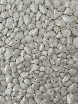 Surface compos&eacute;e de gravillons blancs naturels offrant une texture homog&egrave;ne et lumineuse